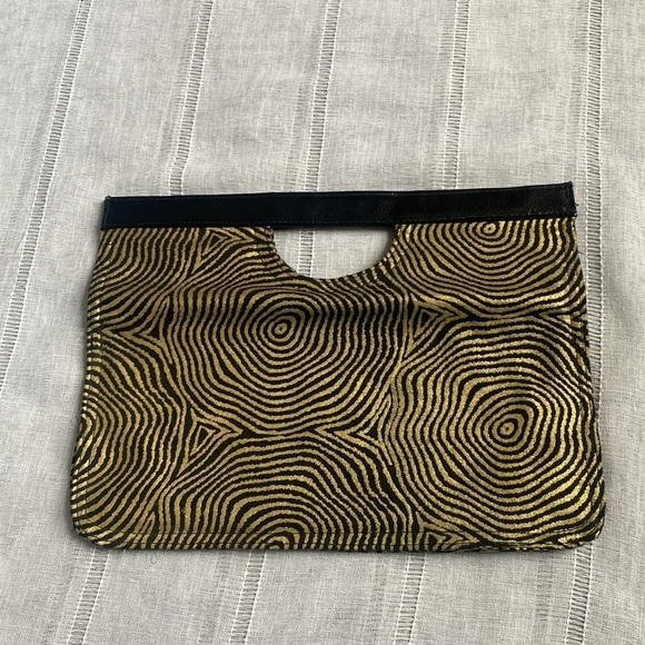 Amici Accessories retro clutch purse in gold metallic and black. - Picture 4 of 13